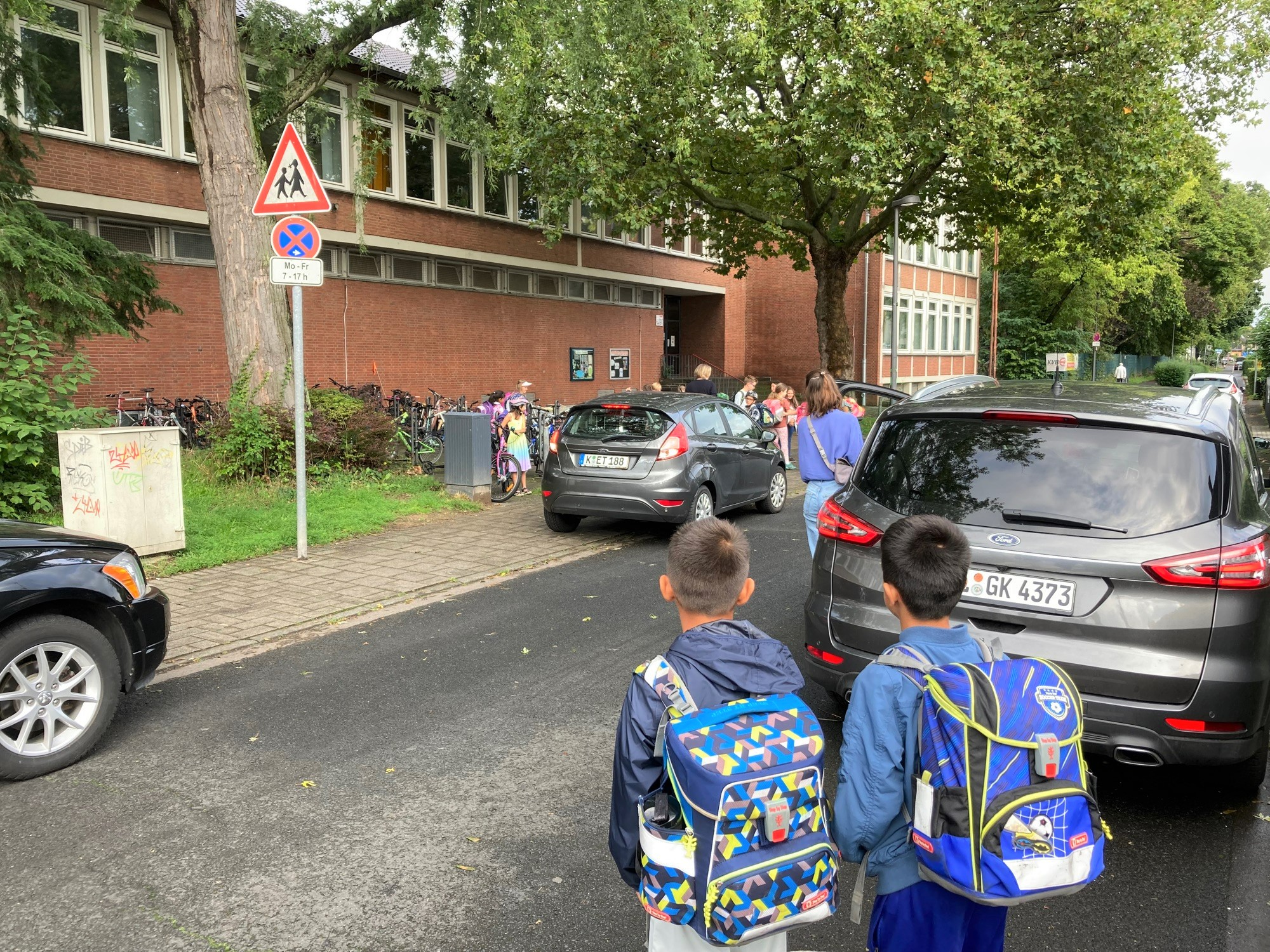 Kinder auf dem Weg in die Schule