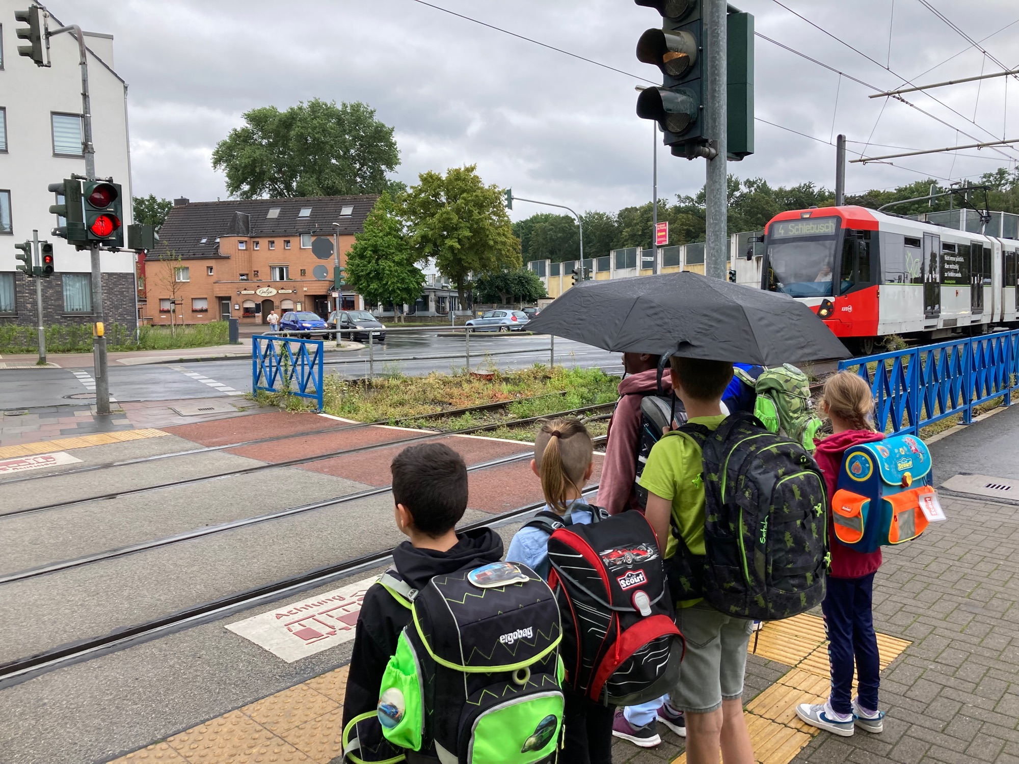 Kinder an Bahnübergang