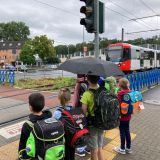 Kinder an Bahnübergang