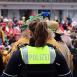 Das Bild zeigt eine Polizistin beim Karnevalsumzug in Attendorn. 