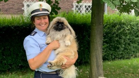 Polizistin trägt Opferschutzhund Peng