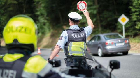 Mit einer großangelegten Verkehrsüberwachung kämpft die Polizei im Kreis Euskirchen an einem Rennsport-Wochenende gegen Raser und Tuner.
