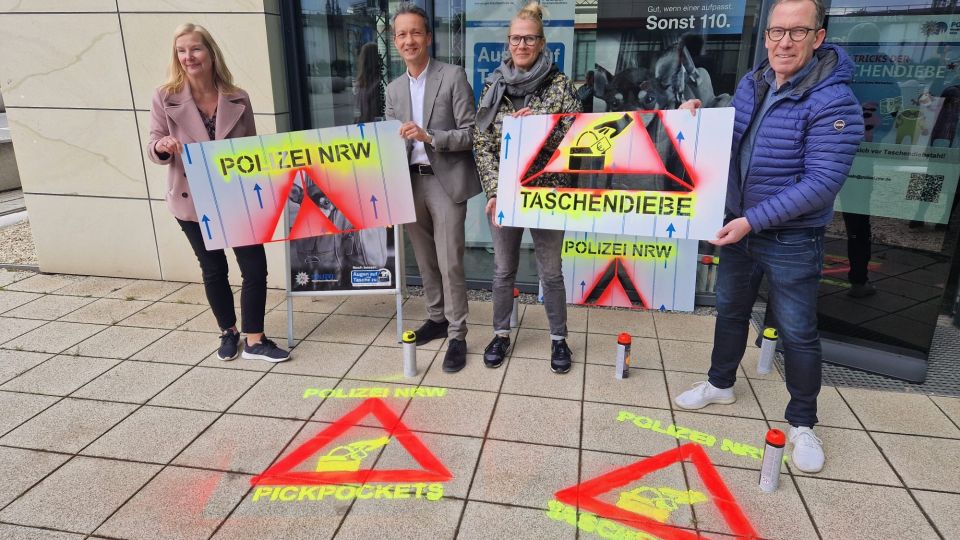 Personen halten Sprühschablonen hoch