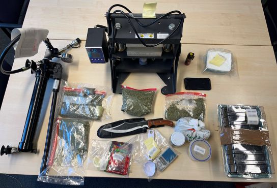 E-Scooter-Fahrer mit Drogen und Waffen unterwegs