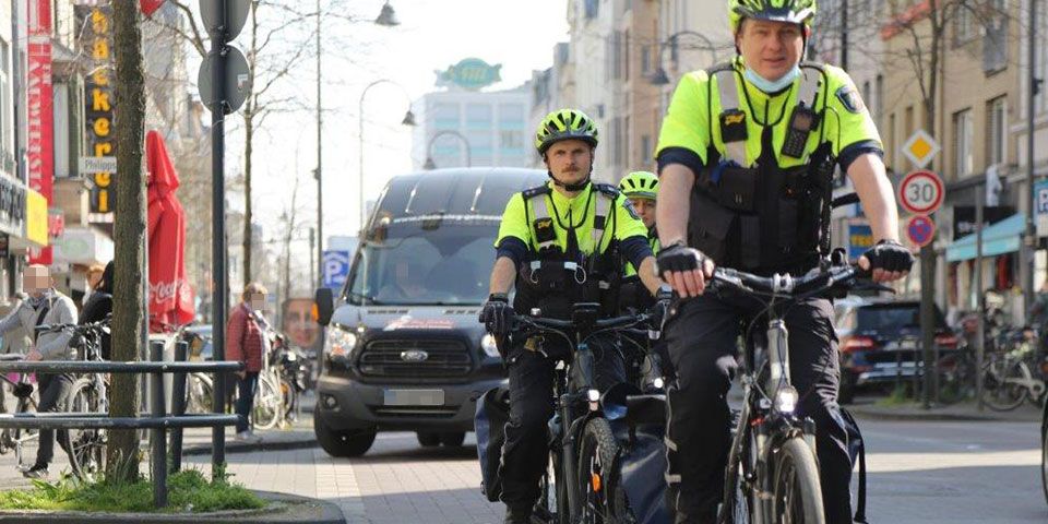 Fahrradfahrende Polizisten