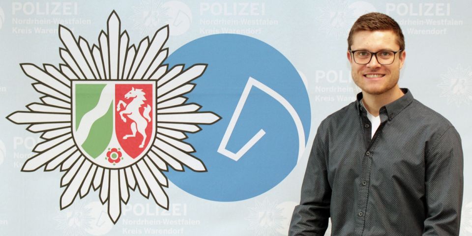 Mann vor blauem Hintergrund