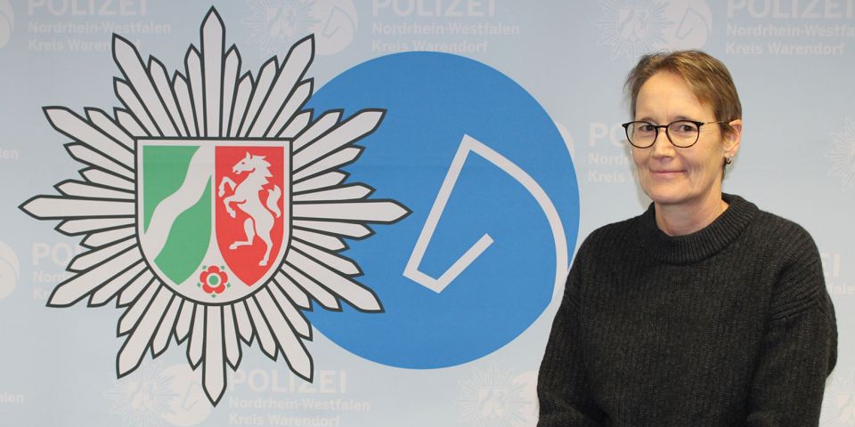 Person Frau sitzend vor Polizeihintergrund