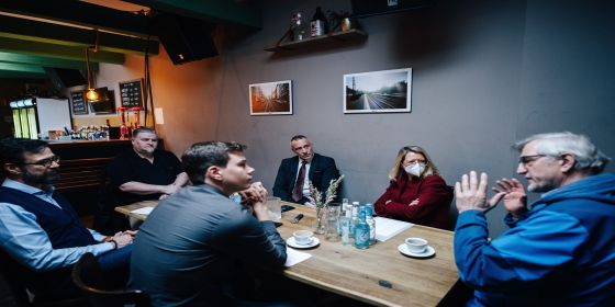 Menschen sitzen am Tisch